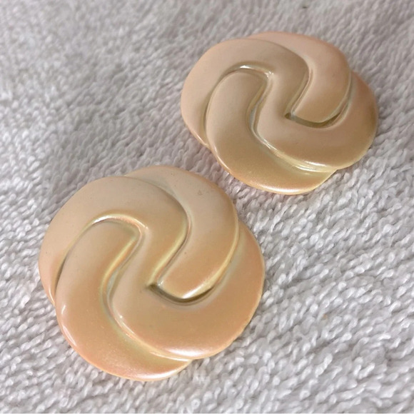 Vintage Iridescent Peach Textured Painted Metal Clip On Earrings - Picture 3 of 7